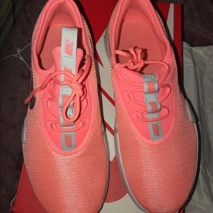 NIKE  (Brand New )Sneakers  7y Gs in euro size 10